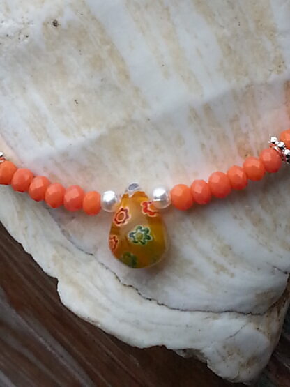 Kinder Halskette mit facettierten orangen Jade Glasperlen silbernen Blumenrondellen Mille Fiori Glasperle gelb orange