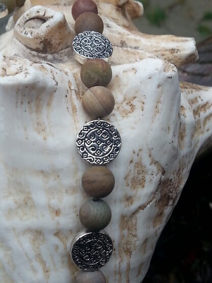 Kurze Edelstein Halskette mit Wüsten Jaspis Edelsteinperlen und Metallperlen