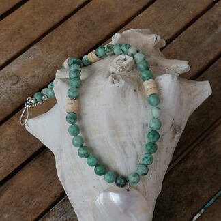 Kurze Edelstein Halskette Perlenkette mit Jadeperlen grün bis hellgrün hellbraunen Kokosrondellen und Perlmuttanhänger rund