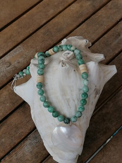 Kurze Edelstein Halskette Perlenkette mit Jadeperlen grün bis hellgrün hellbraunen Kokosrondellen und Perlmuttanhänger rund