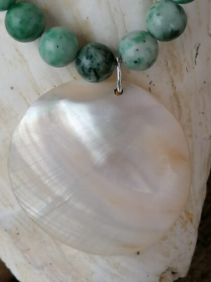 Kurze Edelstein Halskette Perlenkette mit Jadeperlen Kokosrondellen und Perlmuttanhänger