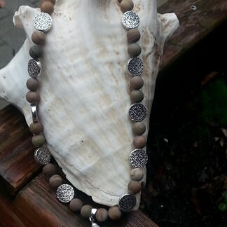 Kurze Edelstein Halskette mit Wüsten Jaspis Perlen flachen Metallperlen in Antiksilber und weisser grosser Zuchtperle Anhänger