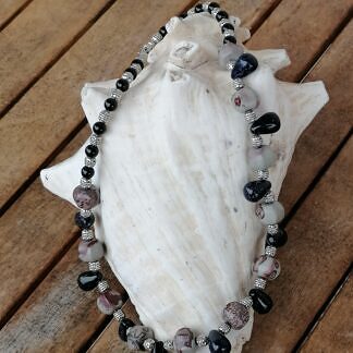 Kurze Edelstein Halskette mit dunkelblauen tropfenförmigen Halbedelsteinen grauen viereckigen Perlen und Metallperlen silber