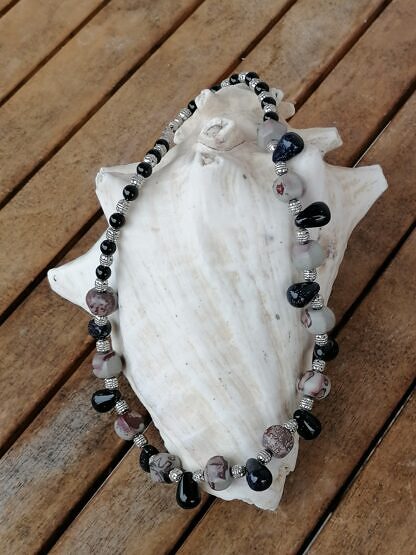 Kurze Edelstein Halskette mit dunkelblauen tropfenförmigen Halbedelsteinen grauen viereckigen Perlen und Metallperlen silber