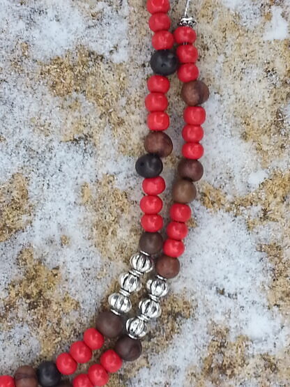 Lange Halskette Ethno Boho mit roten Holzperlen dunkelbraunen Acai Samenperlen sowie Metallperlen