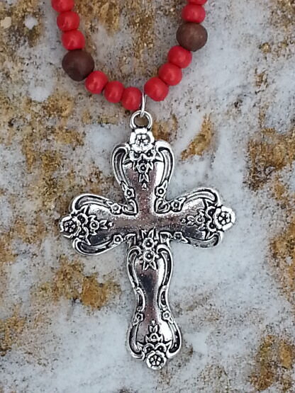 Lange Halskette Ethno Boho Stil mit Kreuz Kruzifix Anhänger aus Metall