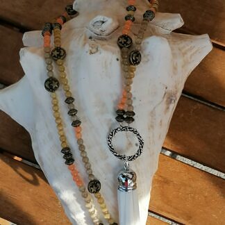 Lange Halskette Mala Perlenkette mit hellgelben orangen und khaki Katzenaugen weisser Quastenanhänger aus Lederimitat