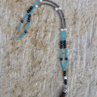 Lange Halskette mit Mala Anhänger dunkelbraun türkis Jadeglasperlen facettiert Katzenaugen Glasperlen anthrazit und taubengrau Drahtsilberperlen