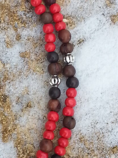 Lange Halskette Perlenkette Ethno Boho mit roten Holzperlen und dunkelbraunen Acai Samenperlen