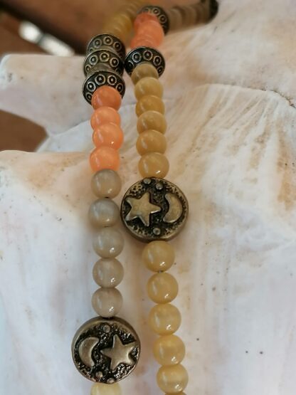Lange Halskette Perlenkette Mala mit hellgelben orangen und khaki Katzenaugen Glasperlen Bronze Metallperlen Mond und Stern