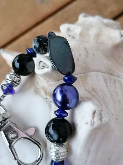 Schlüsselanhänger mit Herz Antiksilber violetten Glanzperlen dunkelblauen und schwarzen Glasperlen Metallperlen