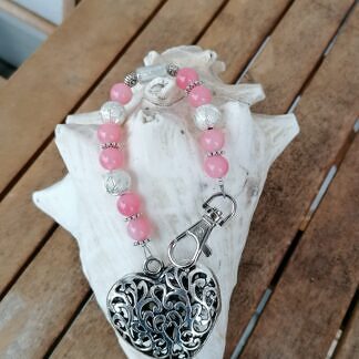 Schlüsselanhänger mit Herz Antiksilber sowie mit rosa Glasperlen silbernen Sternenstaub Metallperlen Blumenrondellen und weisser Glasperle