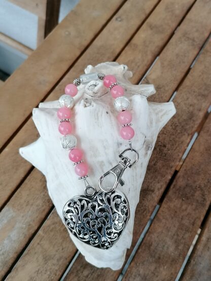 Schlüsselanhänger mit Herz Antiksilber sowie mit rosa Glasperlen silbernen Sternenstaub Metallperlen Blumenrondellen und weisser Glasperle