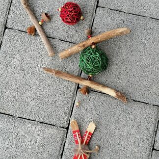 Weihnachts Girlande Weihnachtsdeko Fensterdeko Türdeko mit rotem Skianhänger grüner und roter Weidekugel roten Acrylperlen goldenen Holzperlen und Eichelhütchen