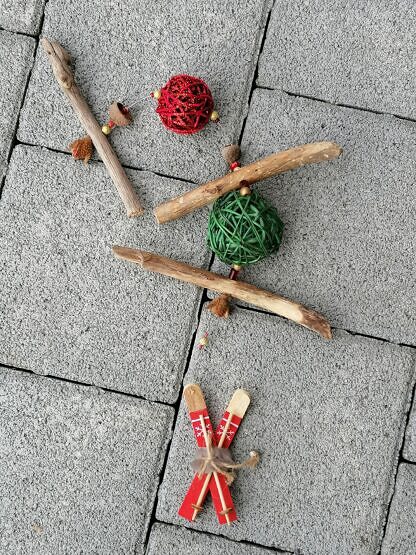 Weihnachts Girlande Weihnachtsdeko Fensterdeko Türdeko mit rotem Skianhänger grüner und roter Weidekugel roten Acrylperlen goldenen Holzperlen und Eichelhütchen