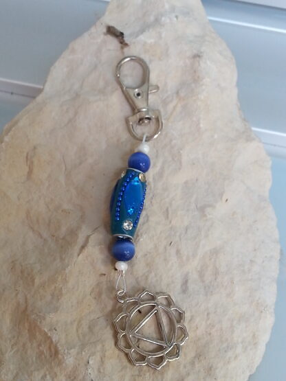 Yoga Schlüsselanhänger mit Kashmiri Perle mit blauen Strasssteinen blauen Katzenaugen Glasperlen weissen Papillon Perlen Yoga Symbol Solarplexus Manipura