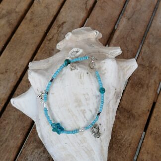 Kinder Fusskettchen mit kleinen hellblauen Perlen runden türkis Perlen zwei weissen kleinen Zuchtperlen Seesternperle in blau und kleinen Metallanhängern Stern und Fisch