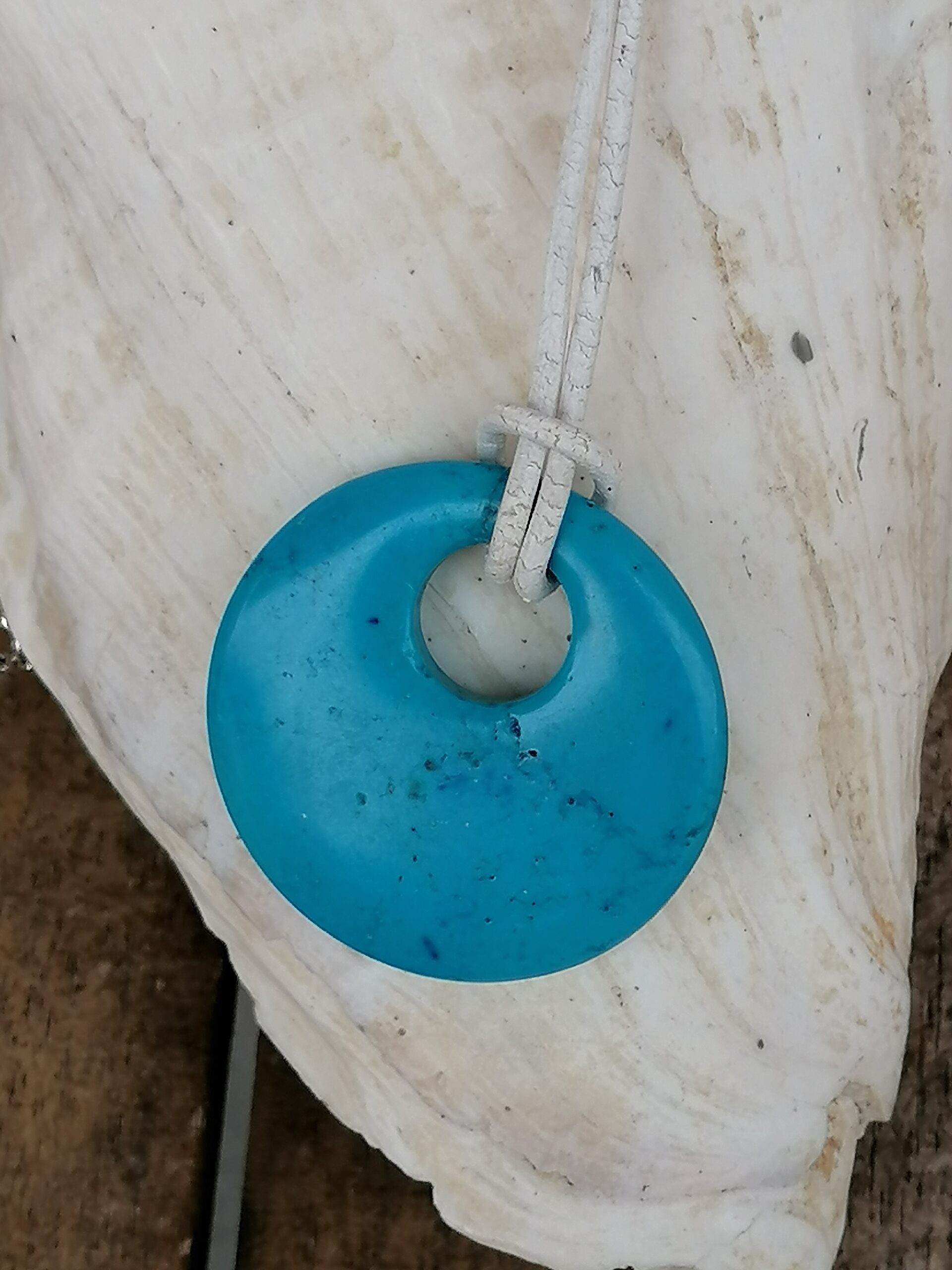 Lederhalsband Ama Lederhalsband mit weissem Lederband und Türkis Edelstein Donut Anhänger 4cm gross