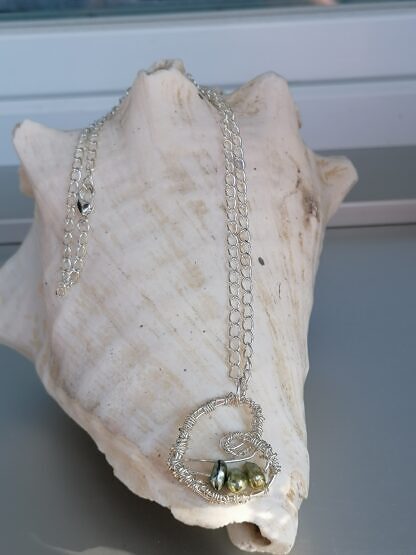 Kurze Halskette Panzerkette versilbert mit Herzanhänger aus Silberdraht angefertigt mit lindgrünen Glanzperlen