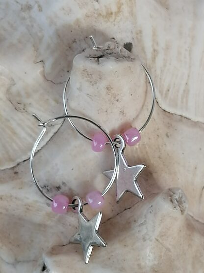 Kinder Creolen Ohrringe Durchmesser 2cm mit rosa Glasperlen und kleinem Sternanhänger silberfarben in der Mitte