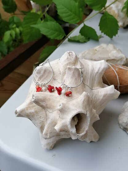 Creolen Edelstein Ohrringe mit Schaumkorallensplitter und 4mm Jaspis Edelsteinperlen
