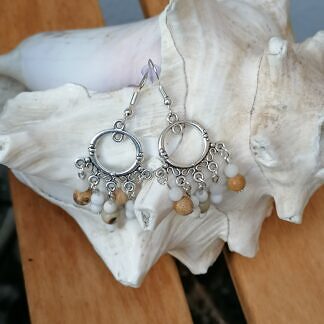 Edelstein Ohrringe Ohrhänger Kronleuchter im Ethno Boho Stil mit weissen Glasperlen und 4mm Wüstenjaspis Perlen an 5 Strängen aufgereiht