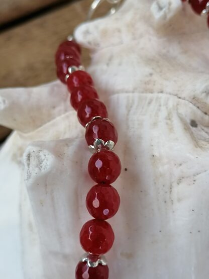 Kurze Edelstein Halskette mit facettierten roten Karneolperlen 8mm silberfarbenen Perlkappen Anhänger rund 3cm Blume des Lebens Messing