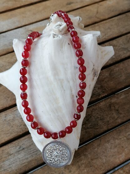 Kurze Edelstein Halskette mit facettierten roten Karneolperlen 8mm silberfarbenen Perlkappen Anhänger rund 3cm Blume des Lebens Messing