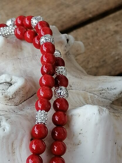 Lange Edelstein Halskette im Ethno Boho Stil mit tibetanischen Tropfenanhänger rot aus Kunstharz mit Metall eingefasst roten Schaumkorallen Perlen 6mm roten Jaspislinsen silberfarbenen Perlkapphütchen