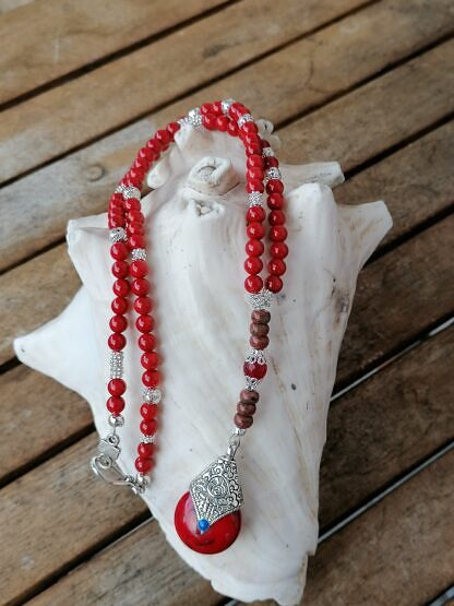 Lange Edelstein Halskette im Ethno Boho Stil mit tibetanischen Tropfenanhänger rot aus Kunstharz mit Metall eingefasst roten Schaumkorallen Perlen 6mm roten Jaspislinsen silberfarbenen Perlkapphütchen