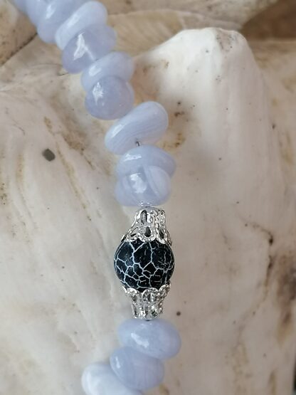 Lange Edelstein Halskette mit hellblauen Achatperlensplitter grau gefrosteten Achat Onyx Perlen 8mm Perlkapphütchen und Bergkristallanhänger mit Engelsflügel und Ketten