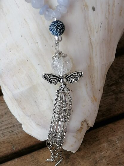 Lange Edelstein Halskette mit hellblauen Achatperlensplitter grau gefrosteten Achat Onyx Perlen 8mm Perlkapphütchen und Bergkristallanhänger mit Engelsflügel und Ketten