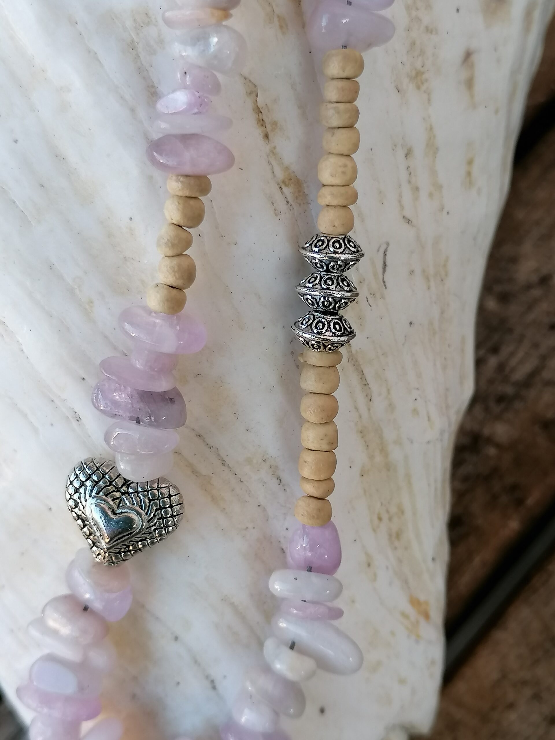 Lange Edelstein Halskette Dalia Lange Edelstein Halskette mit Kunzit Edelsteinsplitter Perlen kleine hellen Kokosrondellen Herzmetall Perlen Metallperlen Aniksilber und tropenförmiger Ethno Boho Anhänger