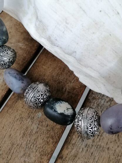 Kurze Edelstein Halskette mit Baumachat Moosachat und Kieselsteinperlen weiss lila schwarz und tibetanischen Metallperlen in Antiksilber mit Hakenverschluss in Antiksilber