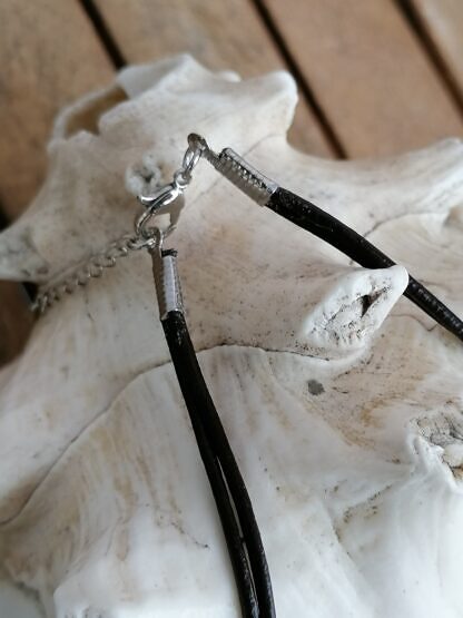 Männer Halskette mit 2mm dunkelbraunem Lederband doppelt aufgezogen und 3 Zentimeter grosser afrikanischer Knochenperle weiss dunkelbraun eingemittet von zwei Metallperlen zinklegiert