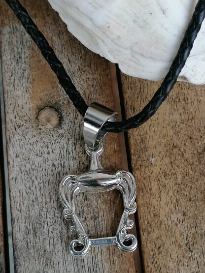 Männer Halskette mit schwarzem 5mm Lederband gewickelt Hufeisenanhänger aus Silber mit Karabinerverschluss