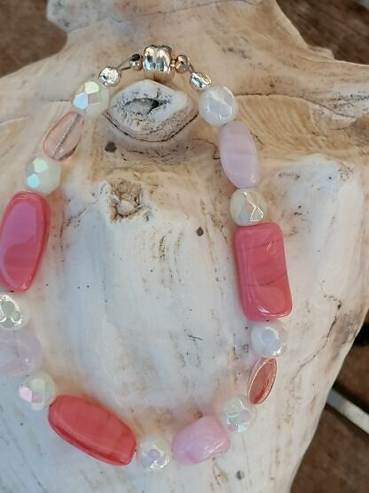 Armkette mit verschiedenen rosa und pinken Glasperlen weissen facettierten Glasperlen und Magnetverschluss