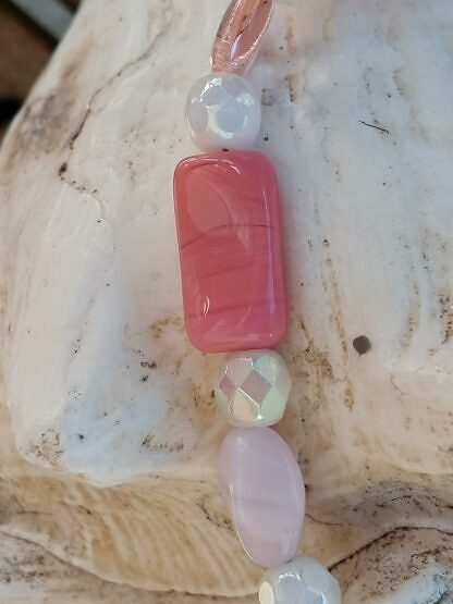 Armkette mit verschiedenen rosa und pinken Glasperlen weissen facettierten Glasperlen und Magnetverschluss