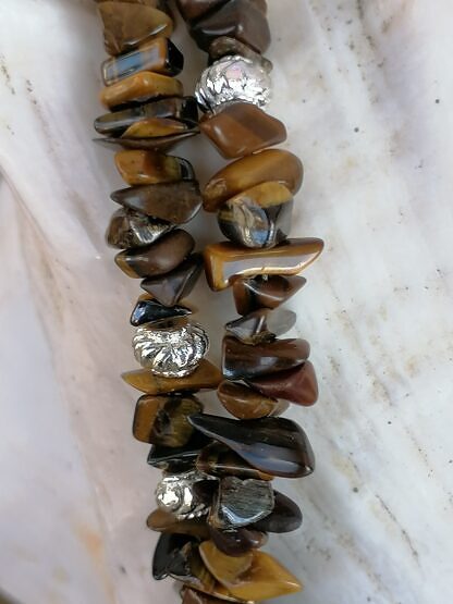 Lange Edelstein Halskette mit Tigerauge Splitter Perlen Zink Metallperlen Engelanhänger aus runden Tigeraugen Perlen und Hakenverschluss aus Antiksilber
