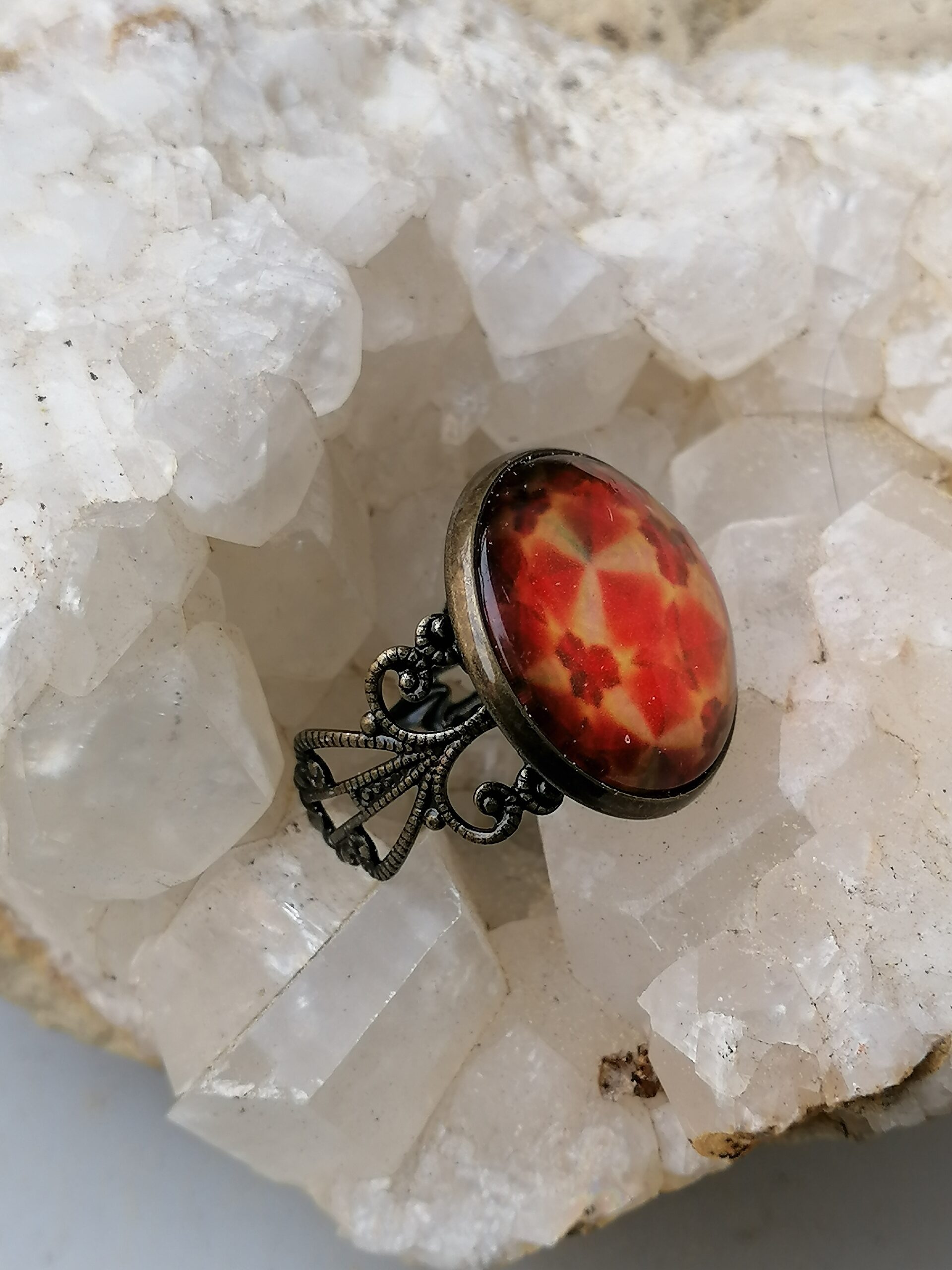 Cabochon Fingerring Smita Cabochon Fingerring mit 20mm Cabochon Glasperle mit gelben Hintergrund und orangen Symbolen Ring hergestellt aus bronze Metall Antik verstellbar