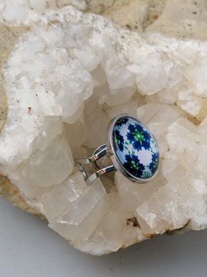 Cabochon Fingerring mit 20mm Cabochon Glasperle weisser Untergrund mit blaugrünen Blumen aus Metall verstellbar