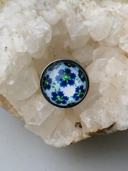 Cabochon Fingerring mit 20mm Cabochon Glasperle weisser Untergrund mit blaugrünen Blumen aus Metall verstellbar