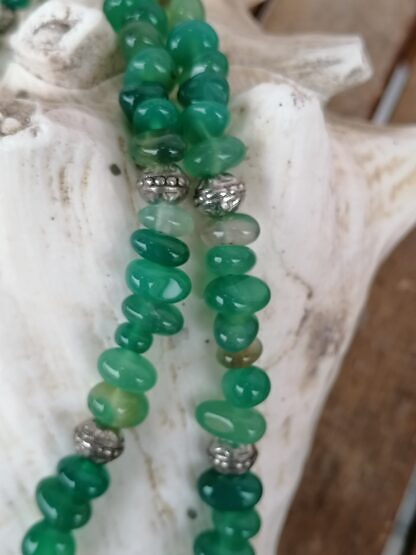 Kurze Edelstein Halskette Ethno Boho mit grünen Achat Nuggets Metallperlen Antiksilber Hakenverschluss und Traumfänger Anhänger