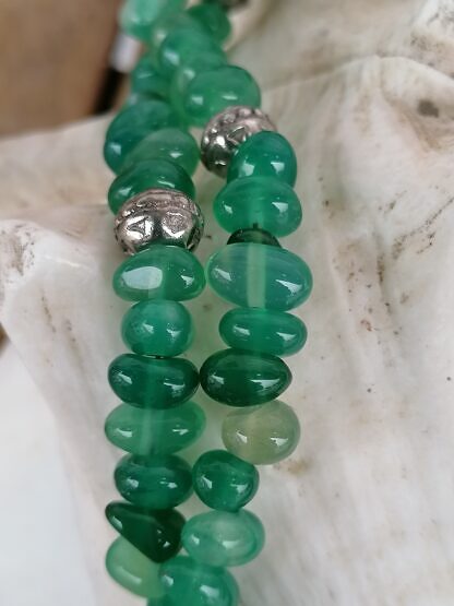 Kurze Edelstein Halskette Ethno Boho mit grünen Achat Nuggets Metallperlen Antiksilber Hakenverschluss und Traumfänger Anhänger