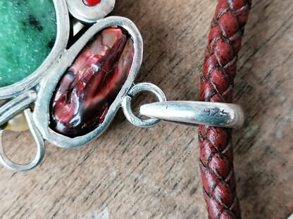 Kurze Halskette mit rotbraunem 5mm Lederband Magentverschluss und grossem Edelsteinanhänger Fuchsit mit Koralle und gelber Zuchtperle und brauner Perlmuttperle in 925er Silber eingefasst