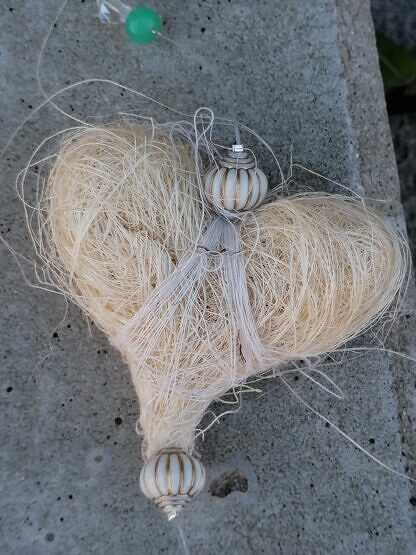 Dekohänger Windspiel Mobile Schmuck Girlande mit Muscheln türkisgrünen Glasperlen weissgoldenen Lampion Acrylperlen durchsichtige facettierte Acrylperlen Sisalherz natur in der Mitte