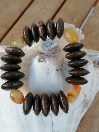 Armband mit grossen 18mm dunkelbraunen Kokosrondellen und gelben Achat Perlen auf Elast aufgezogen
