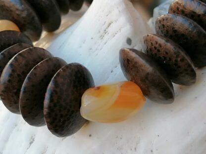 Armband mit grossen 18mm dunkelbraunen Kokosrondellen und gelben Achat Perlen auf Elast aufgezogen