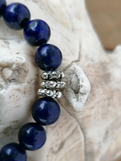 Armband Armkette Steinkette Steinschmuck mit dunkelblauen Steinperlen Blumenrondellen und Perlkappen aus Antiksilber auf Elast aufgezogen