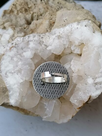 Cabochon Fingerring mit 20mm Cabochon Glasperle mit weissen und roten Blumen aus Metall Antik verziert 17mm Innendurchmesser grösser verstellbar